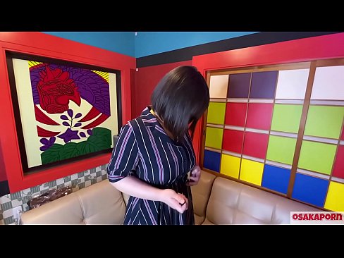 ❤️ Cutie Japanese pẹlu awọn omu nla ṣe baraenisere pẹlu awọn nkan isere ibalopọ ati pe o ni orgasm kan. O sọrọ ninu ifọrọwanilẹnuwo kan nipa iriri onibaje rẹ. Awọn ori omu nla ati obo ti o ni irun ti n kerora. Osaka onihoho Ibalopo ️❤