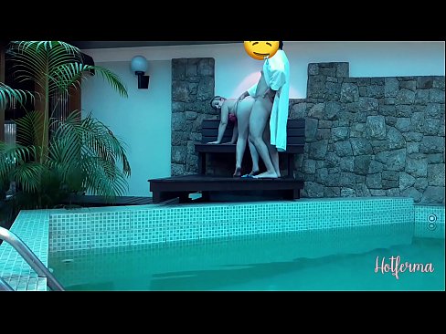 ❤️ Oga pe iranṣẹbinrin si awọn pool, sugbon ko le koju kan gbona Ibalopo ️❤